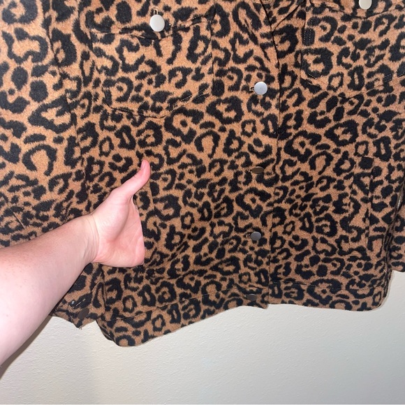 143 Story Leopard Print Shacket Size Small Pockets Button Up EUC Oversized - Picture 4 of 6